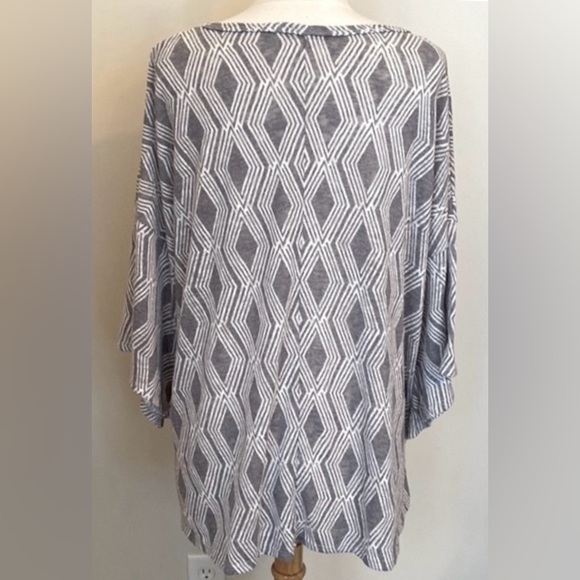Andree by Unit Grey White Geometric 3/4” Bell Sleeves Boxy Casual Top Size 1X - Picture 8 of 10